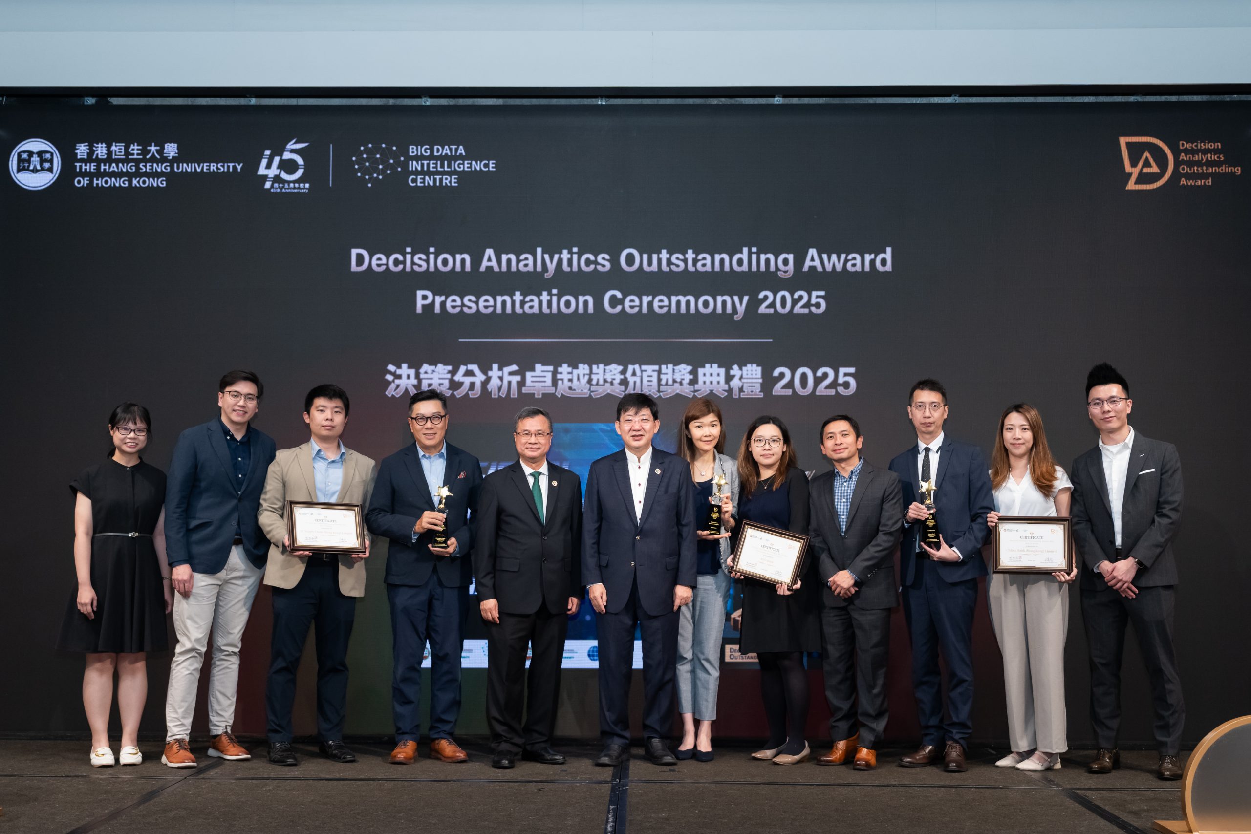 Group photo of awarded companies (large enterprise) with honourable guests
